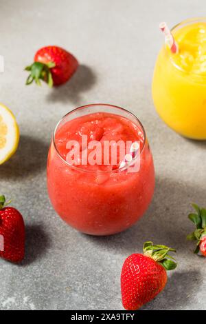 Cocktail di Slushie Seltzer con fragole e limone Foto Stock