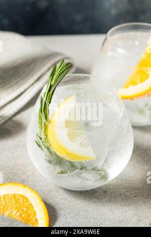 Cocktail Seltzer rigido e rinfrescante con limone e rosmarino Foto Stock