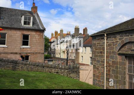 Le storiche mura cittadine di Berwick upon Tweed, la città di confine nel Northumberland, Inghilterra, a 2,5 metri dalla Scozia Foto Stock