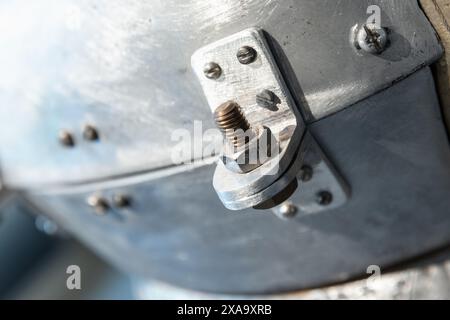 Coperchio in metallo grungy astratto bloccato con bullone, foto di sfondo industriale vintage Foto Stock