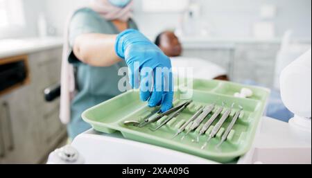 Dentista, mani e strumenti o specchio per servizi medici, odontoiatrici e di pulizia con assistenza sanitaria orale del paziente. Persone che indossano guanti o dpi da ortodontista Foto Stock