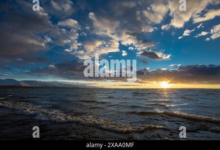 Un sole splendente sull'acqua in un cielo limpido Foto Stock