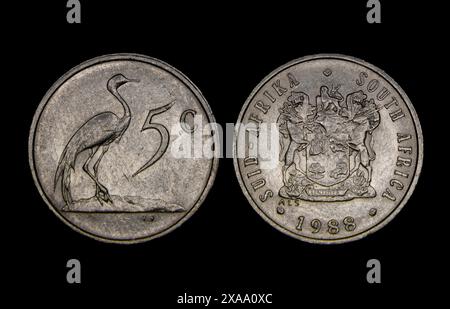 Un primo piano di monete da 5 centesimi di Rand sudafricano Foto Stock