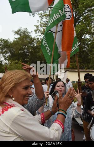 Nuova Delhi, India. 4 giugno 2024. I lavoratori del partito del Congresso celebrano i risultati delle elezioni parlamentari tenutesi di recente presso la sede del partito a nuova Delhi, in India, il 4 giugno 2024. (Foto di Sondeep Shankar/Pacific Press/Sipa USA) credito: SIPA USA/Alamy Live News Foto Stock