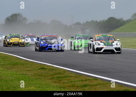 Davanti alla pioggia lungo il rettilineo Bentley, Reece Somerfield, Breakell Racing, Porsche 718 Cayman GT4 RS Clubsport, Porsche Sprint Challenge Great BR Foto Stock