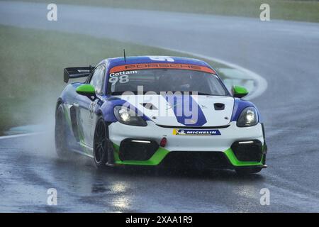 Oliver Cottam, Xentek Motorsport, Porsche 718 Cayman GT4 RS Clubsport, Porsche Sprint Challenge Gran Bretagna 2024, una singola serie di marchi con tutti i dr Foto Stock