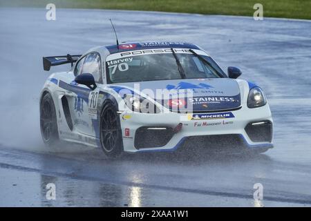 Samuel Harvey, Xentek Motorsport, Porsche 718 Cayman GT4 Clubsport, Porsche Sprint Challenge Gran Bretagna 2024, una singola serie di marchi con tutti i drive Foto Stock