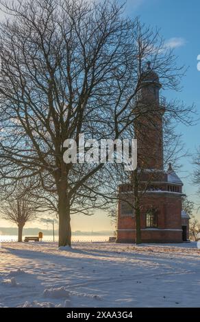 Faro Kiel-Holtenau sul canale di Kiel, in inverno, città di navigazione di Kiel, fiordo di Kiel, Mar Baltico, Schleswig-Holstein, Germania del Nord, Europa centrale Foto Stock