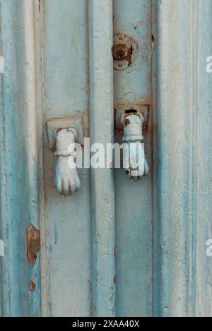 Vecchia porta decorativa a forma di mano su una tradizionale porta dipinta di blu su una casa nella Kasbah tunisina, tipica delle case in Nord Africa e t Foto Stock