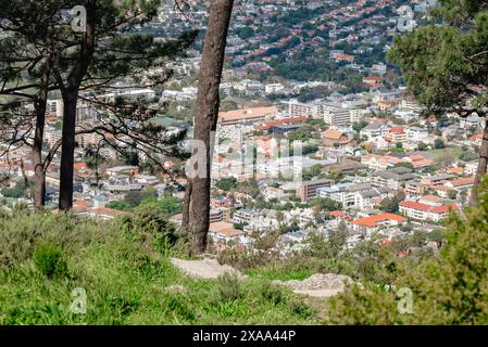 Una vista aerea di una città costiera Foto Stock