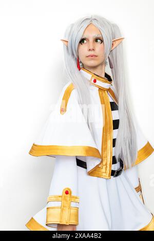 Una cosplayer donna vestita da elfo con capelli bianchi su sfondo bianco Foto Stock