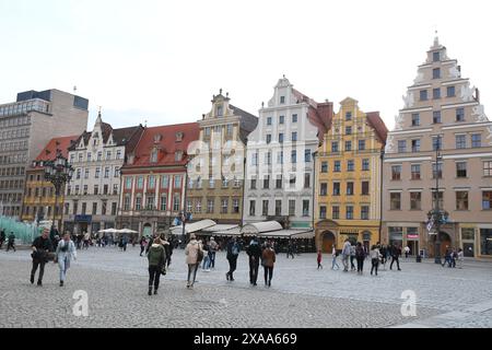 La gente che cammina per la strada del colorato centro della città di Wraclow Foto Stock