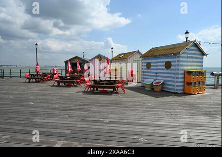Capanne a strisce sul Southend Pier. Foto Stock