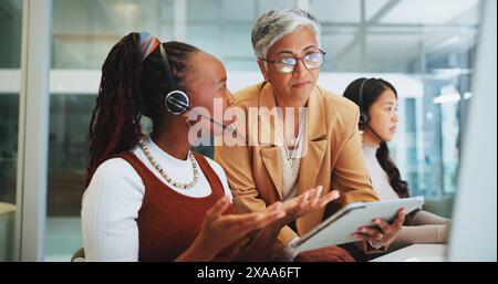 Uomini d'affari, donne e mentore con tablet, telemarketing e supporto tecnico in un ufficio moderno. Gruppo, consulente e agente con call center Foto Stock
