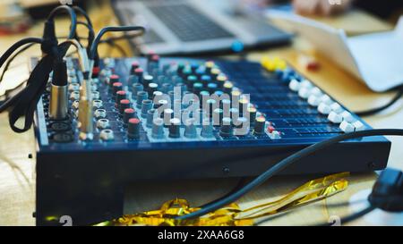 Console mixer audio, foto ravvicinata del supporto dj durante feste, presentazioni, celebrazioni, controlli audio Foto Stock