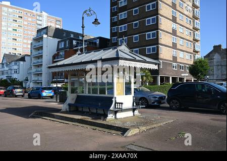 Un riparo fronte spiaggia presso la Westcliff Parade a Southend-on-Sea. Foto Stock