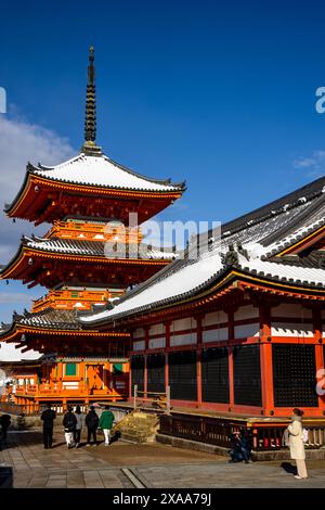 Una vista della folla di persone giapponesi presso il raro tempio Kiyomizudera coperto di neve con antiche pagode, porte e complesso di templi a Kyoto in Giappone Foto Stock