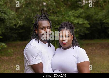 Una bella coppia afroamericana innamorata e all'aperto faccia a faccia in un primo piano Foto Stock