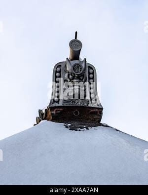 La statua di Ogre Goblin Onigawara ricoperta di neve sul tetto di un edificio nel complesso del tempio buddista Kiyomizudera a Kyoto, Giappone Foto Stock