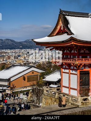 Vista ad alto angolo di Kyoto giapponese con pagoda, negozi e città ricoperta di rara neve spessa dal sacro tempio Kiyomizudera Foto Stock