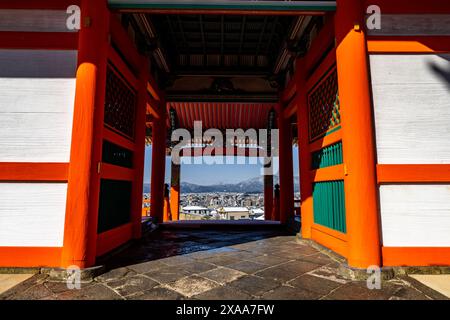 Una veduta attraverso la pagoda di una Kyoto ricoperta di neve dall'antico complesso sacro del tempio buddista Kiyomizudera a Kyoto, in Giappone Foto Stock
