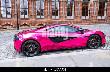 Una McLaren 570S rosa parcheggiata in strada a Londra, Regno Unito. Foto Stock