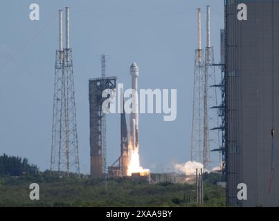 (240605) -- WASHINGTON, 5 giugno 2024 (Xinhua) -- Un razzo Atlas V della United Launch Alliance con la navicella Starliner della Boeing a bordo esplode dallo Space Launch Complex-41 alla Cape Canaveral Space Force Station in Florida, Stati Uniti, 5 giugno 2024. La NASA e la Boeing hanno lanciato la prima missione con equipaggio della navicella spaziale Starliner dallo stato della Florida, mercoledì, inviando due astronauti della NASA alla stazione spaziale Internazionale (ISS). (Joel Kowsky/NASA/Handout via Xinhua) Foto Stock