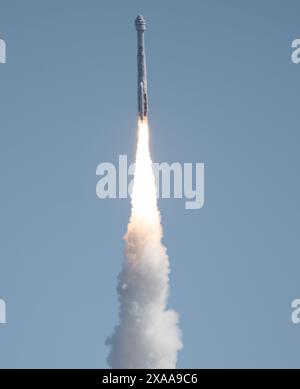 (240605) -- WASHINGTON, 5 giugno 2024 (Xinhua) -- Un razzo Atlas V della United Launch Alliance con la navicella Starliner della Boeing a bordo esplode dallo Space Launch Complex-41 alla Cape Canaveral Space Force Station in Florida, Stati Uniti, 5 giugno 2024. La NASA e la Boeing hanno lanciato la prima missione con equipaggio della navicella spaziale Starliner dallo stato della Florida, mercoledì, inviando due astronauti della NASA alla stazione spaziale Internazionale (ISS). (Joel Kowsky/NASA/Handout via Xinhua) Foto Stock