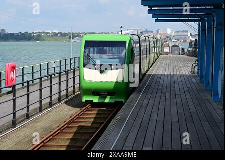 Un treno che arriva alla stazione alla testa del Southend Pier nel Regno Unito. Foto Stock