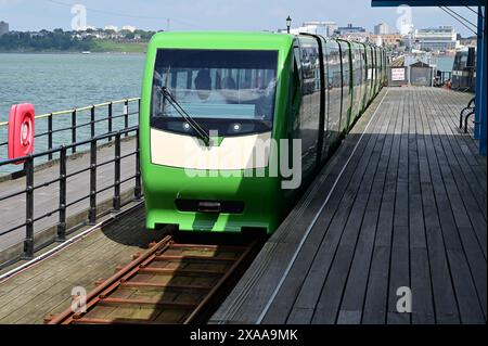 Un treno che arriva alla stazione alla testa del Southend Pier nel Regno Unito. Foto Stock