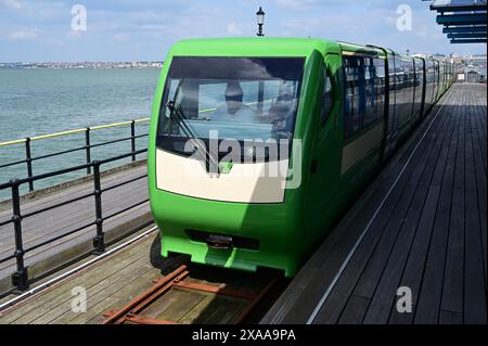 Un treno che arriva alla stazione alla testa del Southend Pier nel Regno Unito. Foto Stock