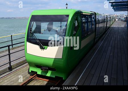 Un treno che arriva alla stazione alla testa del Southend Pier nel Regno Unito. Foto Stock