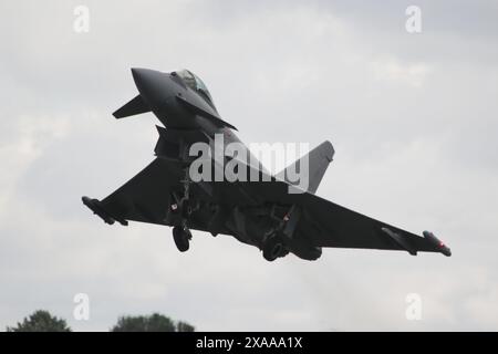 MM7355/4-67, un Eurofighter F-2000A Typhoon operato dal 4° Stormo dell'Aeronautica militare, parte dalla RAF Fairford nel Gloucestershire, Inghilterra dopo aver partecipato al Royal International Air Tattoo 2023 (RIAT23). Foto Stock