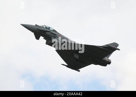 MM7355/4-67, un Eurofighter F-2000A Typhoon operato dal 4° Stormo dell'Aeronautica militare, parte dalla RAF Fairford nel Gloucestershire, Inghilterra dopo aver partecipato al Royal International Air Tattoo 2023 (RIAT23). Foto Stock