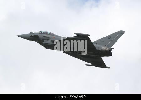 MM7355/4-67, un Eurofighter F-2000A Typhoon operato dal 4° Stormo dell'Aeronautica militare, parte dalla RAF Fairford nel Gloucestershire, Inghilterra dopo aver partecipato al Royal International Air Tattoo 2023 (RIAT23). Foto Stock