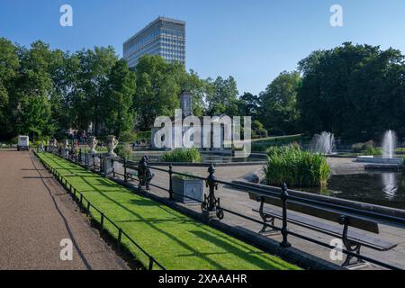 I Giardini Italiani all'estremità settentrionale del Serpentine a Kensington Gardens, Londra, Regno Unito, il 5 giugno 2024 Foto Stock