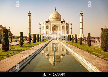 Una vista panoramica dell'iconico Taj Mahal, una meraviglia del mondo, ad Agra, India Foto Stock