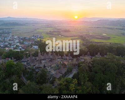 Una vista aerea di Kampung Tarung, dell'Isola di Sumba, Indonesia al tramonto Foto Stock