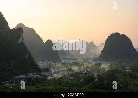 Una vista aerea del villaggio delle cascate Ban Gioc sul confine tra Vietnam e Cina Foto Stock