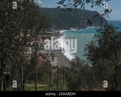 Vista aerea panoramica del villaggio di Riva Trigoso da Punta Manara, spiaggia di sabbia, case, cantiere navale e nuvoloso giorno d'autunno. Sestri Levante, Liguria, Italia Foto Stock