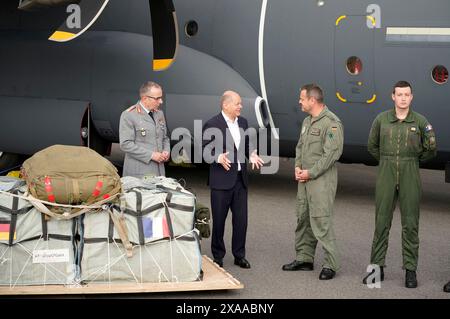 Carsten Breuer und Olaf Scholz vor dem militärischen Transportflugzeug Airbus A400M beim Eröffnungsrundgang der ILA Berlin auf dem ILA-Gelände am Flughafen BER Berlin-Brandenburg. Berlino, 05.06.2024 Foto Stock