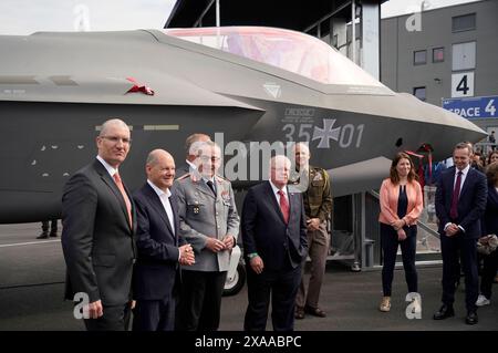 Carsten Breuer, Olaf Scholz und Volker Wissing vor dem Tarnkappen-Mehrzweckkampfflugzeug Lockheed Martin F-35 beim Eröffnungsrundgang der ILA Berlin auf dem ILA-Gelände am Flughafen BER Berlin-Brandenburg. Berlino, 05.06.2024 Foto Stock