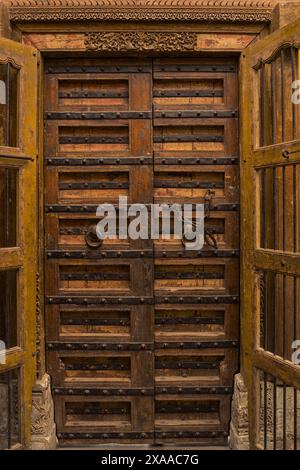 Una vista dettagliata di una vecchia porta aperta in legno. Foto Stock