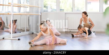 Durante l'allenamento, le ragazze si siedono sul pavimento e si dividono. Foto Stock