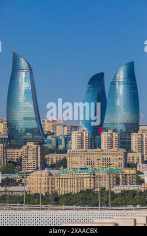 BAKU, AZERBAIGIAN- maggio 25 2024: Torre della fiamma a Baku sullo sfondo di un cielo limpido Foto Stock