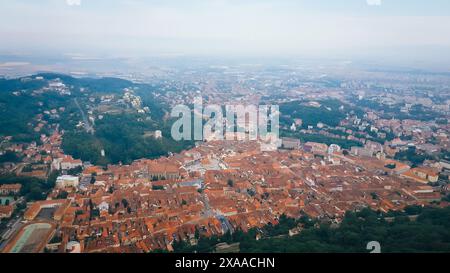 Un paesaggio urbano da un punto alto con sfondo di montagna Foto Stock