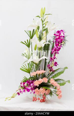 Un bellissimo bouquet con gigli su sfondo bianco Foto Stock