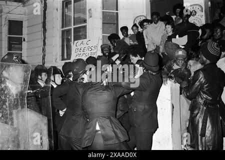 La rivolta del carnevale di Notting Hill agosto festivi lunedì 1976. La polizia irrompe in una casa privata a All Saints Road durante le rivolte del Carnevale di Notting Hill. Notting Hill, Londra, Inghilterra, agosto 1979. Anni '1970 Regno Unito. HOMER SYKES Foto Stock