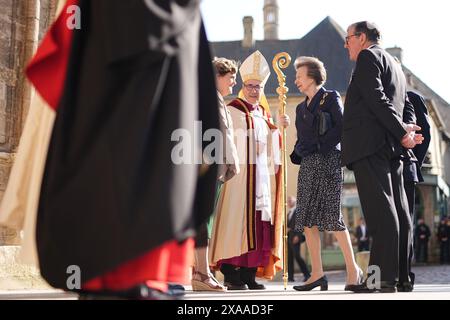 La Princess Royal, presidente della Commonwealth War Graves Commission, accompagnata dal vice ammiraglio Sir Tim Laurence, partecipa al servizio annuale della Commonwealth War Graves Commission nella cattedrale di Bayeux, a Bayeux, in Francia, durante gli eventi per celebrare il 80 ° anniversario del D-Day. Data foto: Mercoledì 5 giugno 2024. Foto Stock