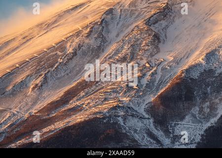 Una panoramica ravvicinata di sentieri innevati ed edifici sul Monte Fuji a Fujikawaguchiko, Giappone. Foto Stock